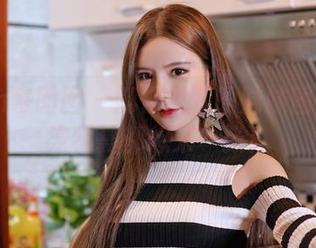 Feilin嗲囡囡 – 娜依灵儿的妹妹图包：连宠物狗都想来一张！