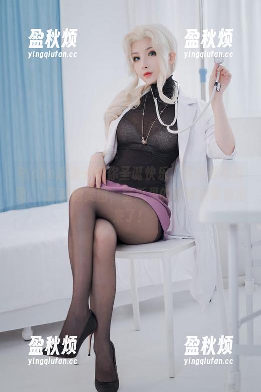 Rioko凉凉子祝你圣诞快乐，带来草莓搭配聖誕狂欢的美图，壁纸里的草莓快要蹦出来了！