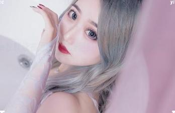 eloise软软泳衣原图，那浸湿的布料似乎在凑近耳边低语，心中小鹿乱撞，哈哈哈。