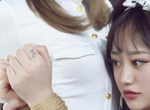 丽柜 – 钟晴的白裙写真，该是件自带“柔光”效果的神奇衣物吧！