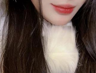 九言在约尔毛衣里的私拍，不带滤镜的原图，神仙气质不明