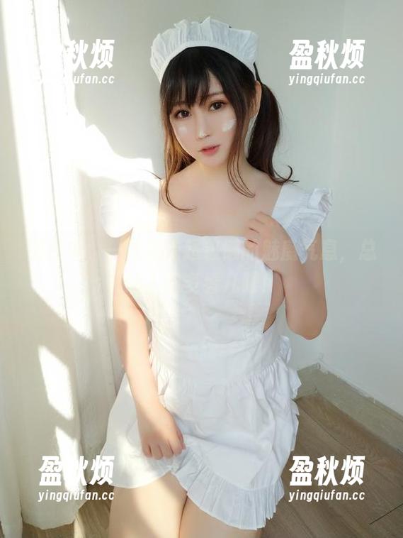 图片中，一抹依依超级懒的魅魔气息，总让人想多看几眼！