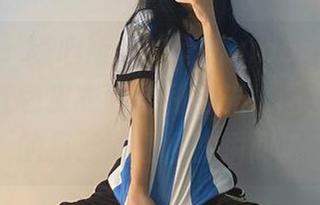 微密圈 – 随心所欲的俏妞qiaoniuTT：原图中红色皮衣的犀利目光，图集中更多的是无心插柳的瞬间。