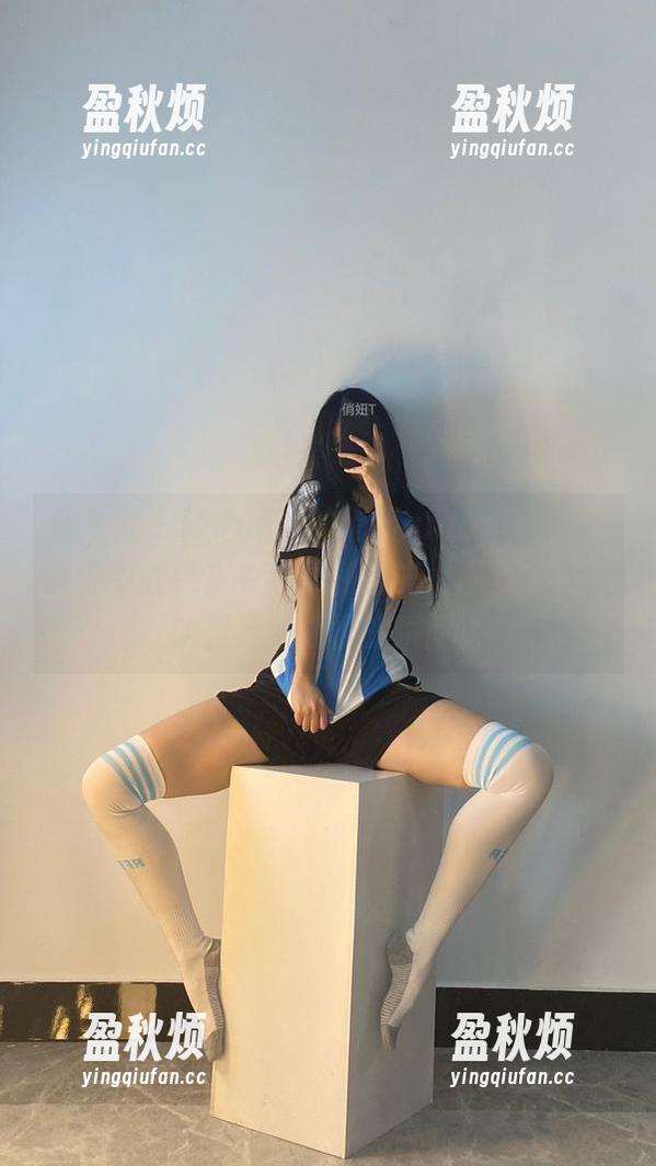 俏妞qiaoniuTT 微密圈 - 随心所欲的俏妞qiaoniuTT:原图中红色皮衣的犀利目光,图集中更多的是无心插柳的瞬间。