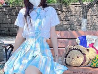 梅尔特莉莉丝就是那么一回事，谁的下载桌面不会放妖君白研的写真集呢？