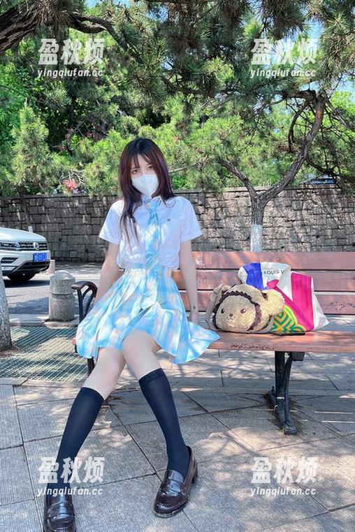 梅尔特莉莉丝就是那么一回事，谁的下载桌面不会放妖君白研的写真集呢？