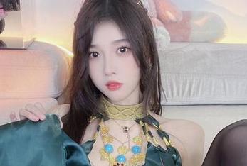 甜言蜜语+私拍合集！小小奶瓶儿的白开水毛衣定制版让你乐翻！