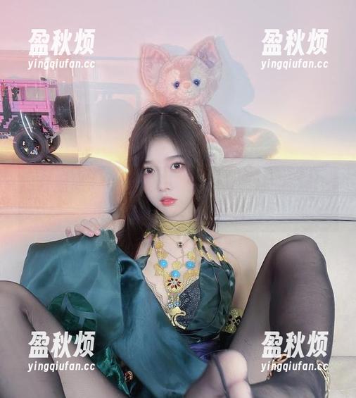 甜言蜜语+私拍合集！小小奶瓶儿的白开水毛衣定制版让你乐翻！