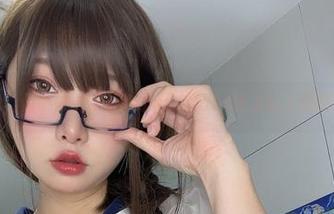 虽然没下水，但小泉学姐吖的泳池高清cos也太让人想跳进去了吧！