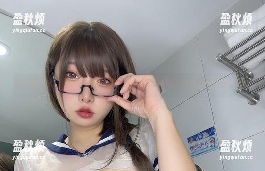 虽然没下水，但小泉学姐吖的泳池高清cos也太让人想跳进去了吧！