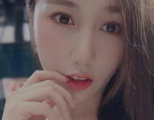 微密圈 – 人设都崩了，小玉吃果冻腿部特写原图，这波腿控不想承认自己心动啦。