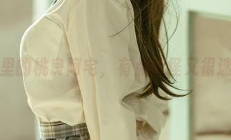 照片里的桃良阿宅，有点奇怪又很迷人。