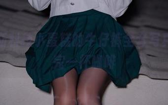 海克斯科技小蛋糕的牛仔裤全套写真，拍完一杯咖啡