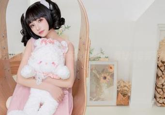 在例行的爆机少女喵小吉天台写真中，我好像看到了什么…