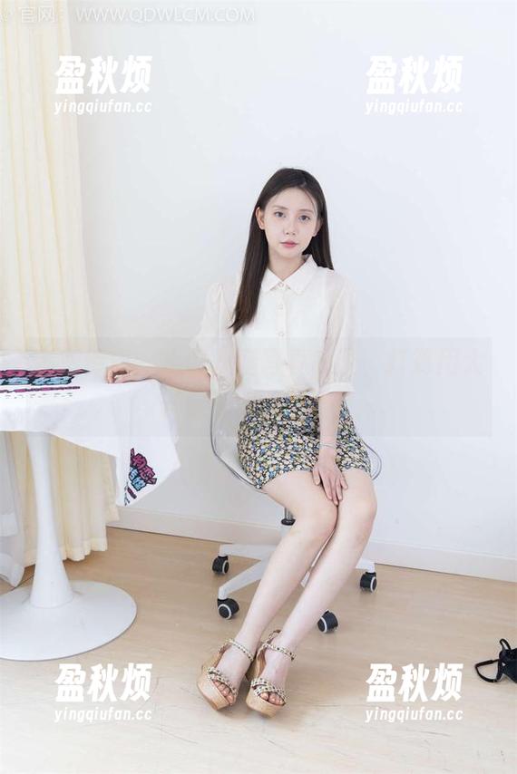 物恋传媒 - 小谷长腿写真来了，打算用大长腿征服天空吗？