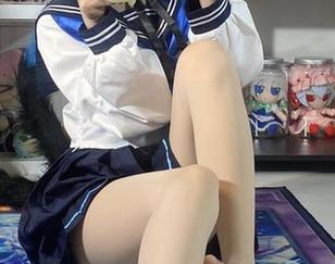 泳池的浪花与白栎Shirly最新作品，乍一看似乎没啥关系