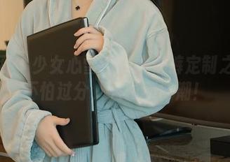 秀人网 – 少女心雪雪的牛仔裤定制之道：不怕过分，只怕不够潮！