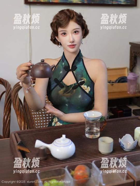 秀人网 - 爱酱里新出的夏日精选，看得我都想喝冰沙！