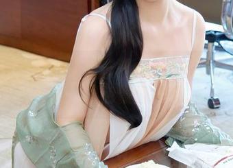 秀人网 – 窥探顾楚楚Maily的私拍，礼服一角，图包慢慢揭开。