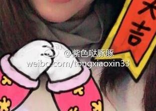 微密圈 – 童小芯的黑丝写真，一不小心让我反复思考着那种轻盈感