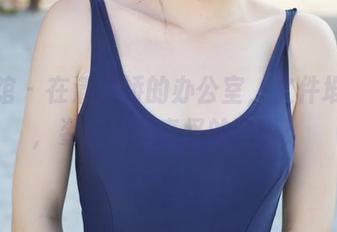 美媛馆 – 在潘娇娇的办公室，文件堆满桌，姿势蹦出奇怪的可爱！