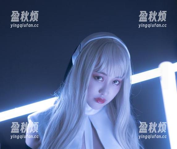 脱尾巴Mizuki的短裙壁纸，高清画质让大腿线条更吸睛
