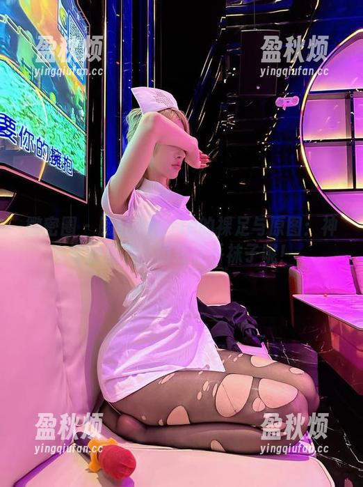 微密圈 - 脸红Dearie的裸足与原图：神奇的照片，谁还在乎袜子呢！