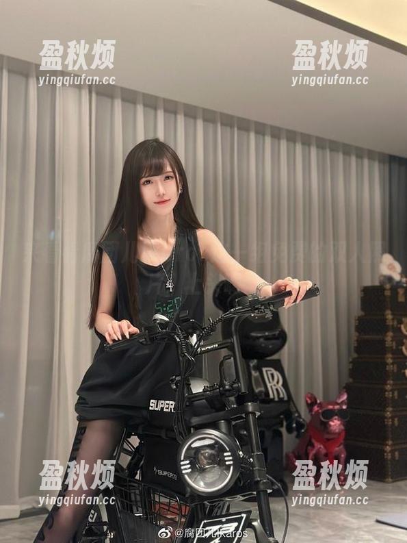 腐团儿Ikaros 来看看腐团儿Ikaros这一组免费的双人照片,上头啊。
