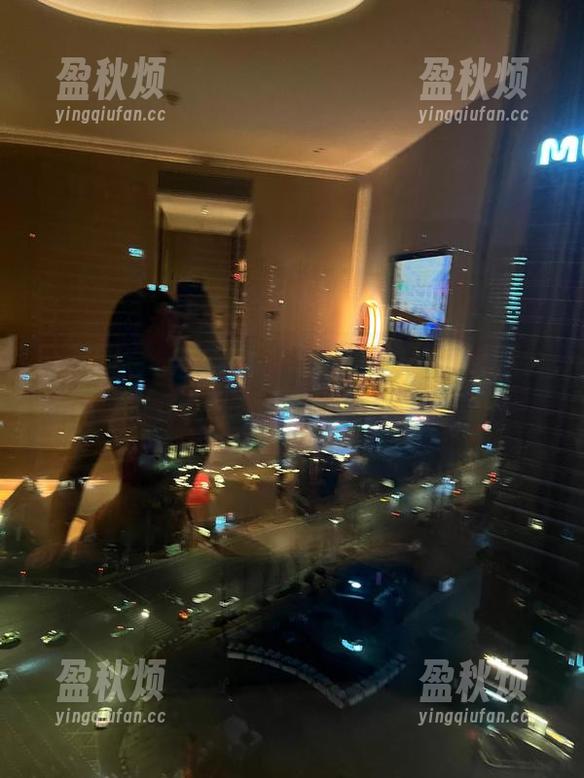 微密圈 - 偷偷告诉你，詹詹的高清长腿合集，光是腿就快把我迷晕了！