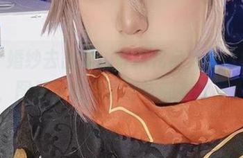 从一个婚纱去出发，许枳化身为cos的人物，图册里的每个细节都有故事。