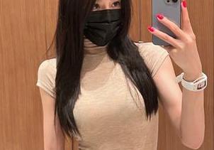 微密圈 – 黑色连体环扣下的金希儿，原图里是不是透着一丝俏皮？
