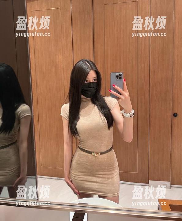 微密圈 - 黑色连体环扣下的金希儿，原图里是不是透着一丝俏皮？