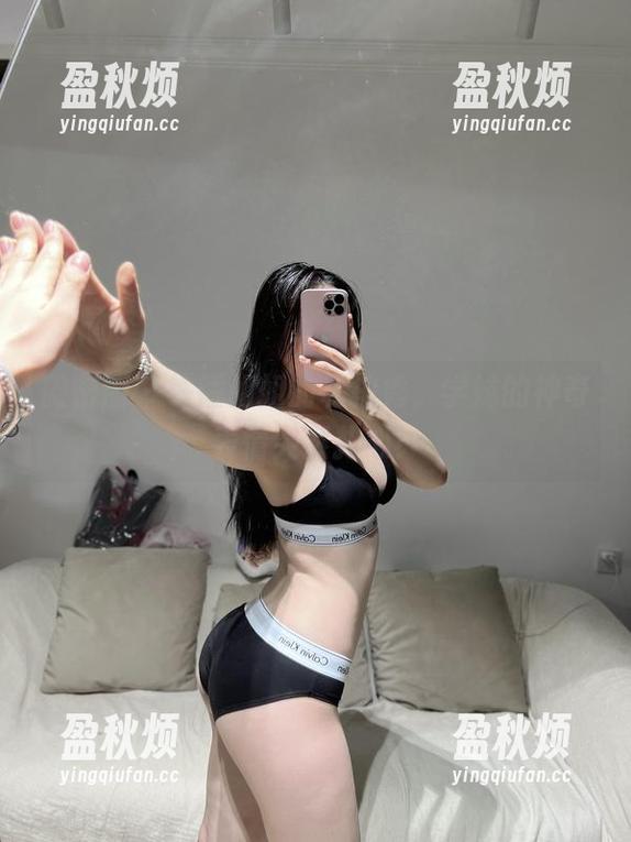 微密圈 - 铁锤姐姐的私拍秀，学妹的神奇表情突然扎心！