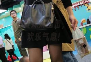 魔镜街拍 – 曼曼妹妹出击，免费照片散发欢乐气息！