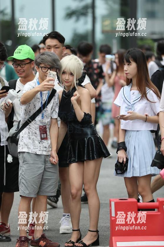 魔镜街拍-楼楼 魔镜街拍 - 这不会是楼楼最新图包里唯一的白色连衣裙吧?