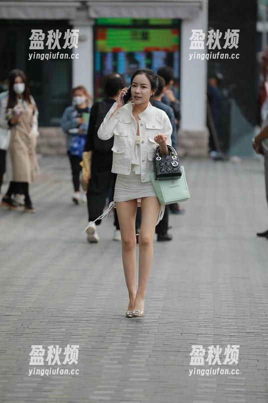 魔镜街拍制服长腿美女合集：这不是制服，是一种生活态度吧？